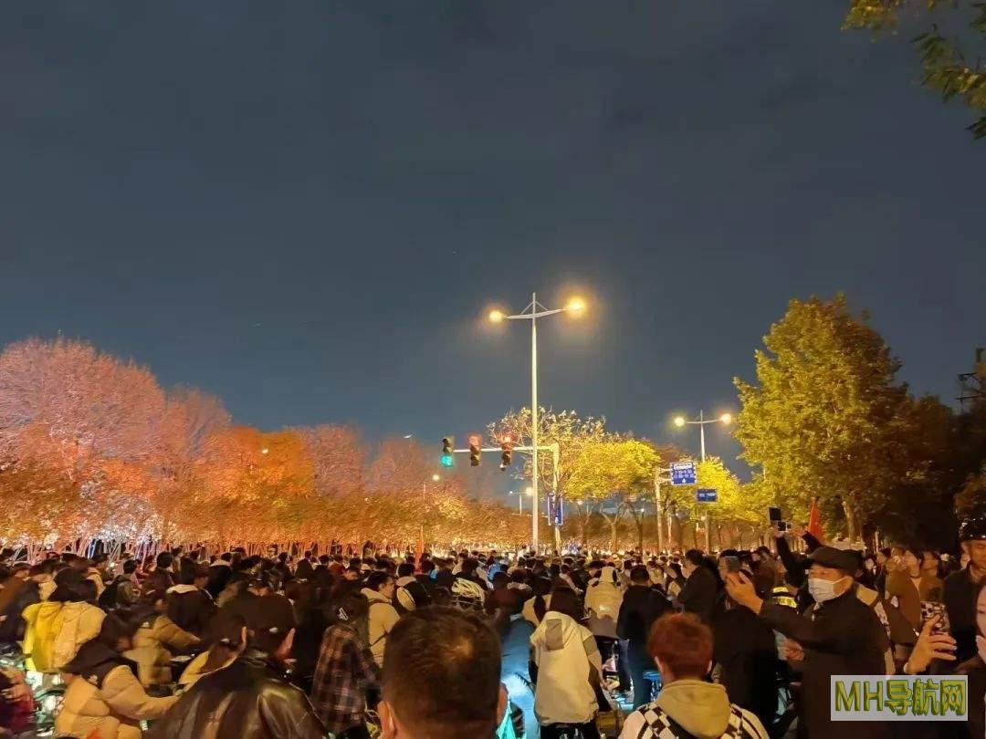 攻占汴梁城！拿下灌汤包！大学生“夜袭”郑开大道，“十分钟车程开了一个多小时”-新闻频道